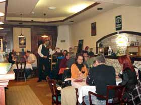 Megbeszélés egy étteremben